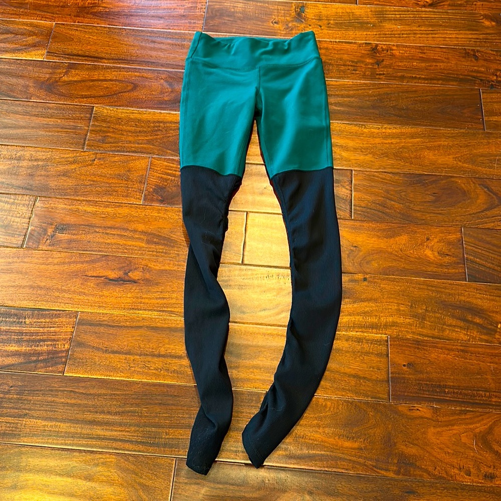 ALO never worn Goddess leggings in emerald green and black.
